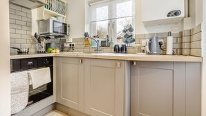 Una cocina moderna con lavavajillas, horno y ventana con vistas.