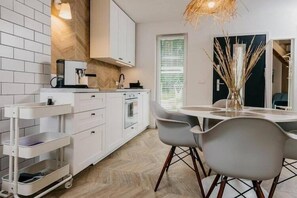 Wasserkocher mit Kaffee-/Teezubehör, Kühlschrank, Ofen, Herdplatte
