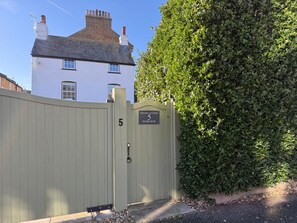 Property grounds - 3 Bed in Broadstairs (oc-n34799) (Broadstairs)