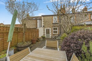 Outdoor dining - 3 Bed in Holt (oc-f34876) (Holt)