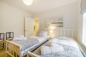 Iron/ironing board, travel cot, free WiFi, bed sheets - 3 Bed in Holt (oc-f34876) (Holt)