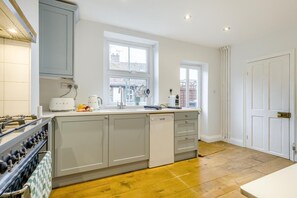 Microwave, oven, dishwasher, high chair - 3 Bed in Holt (oc-f34876) (Holt)