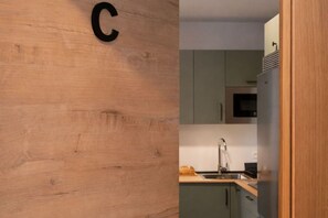 Wasserkocher mit Kaffee-/Teezubehör, Kühlschrank, Mikrowelle, Herdplatte