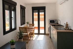 Wasserkocher mit Kaffee-/Teezubehör, Kühlschrank, Mikrowelle, Herdplatte