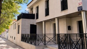 Ein Gebäude mit Balkon, einem Metallzaun und einem Schild mit der Aufschrift 'Calle de Bressia No 6'.