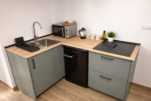 Cafetera y tetera, refrigerador, microondas y parrilla de estufa 