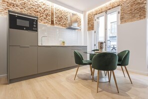 Wasserkocher mit Kaffee-/Teezubehör, Kühlschrank, Mikrowelle, Herdplatte