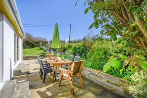 Outdoor dining - 4 Bed in Harlyn Bay (oc-t35030) (Harlyn Bay)