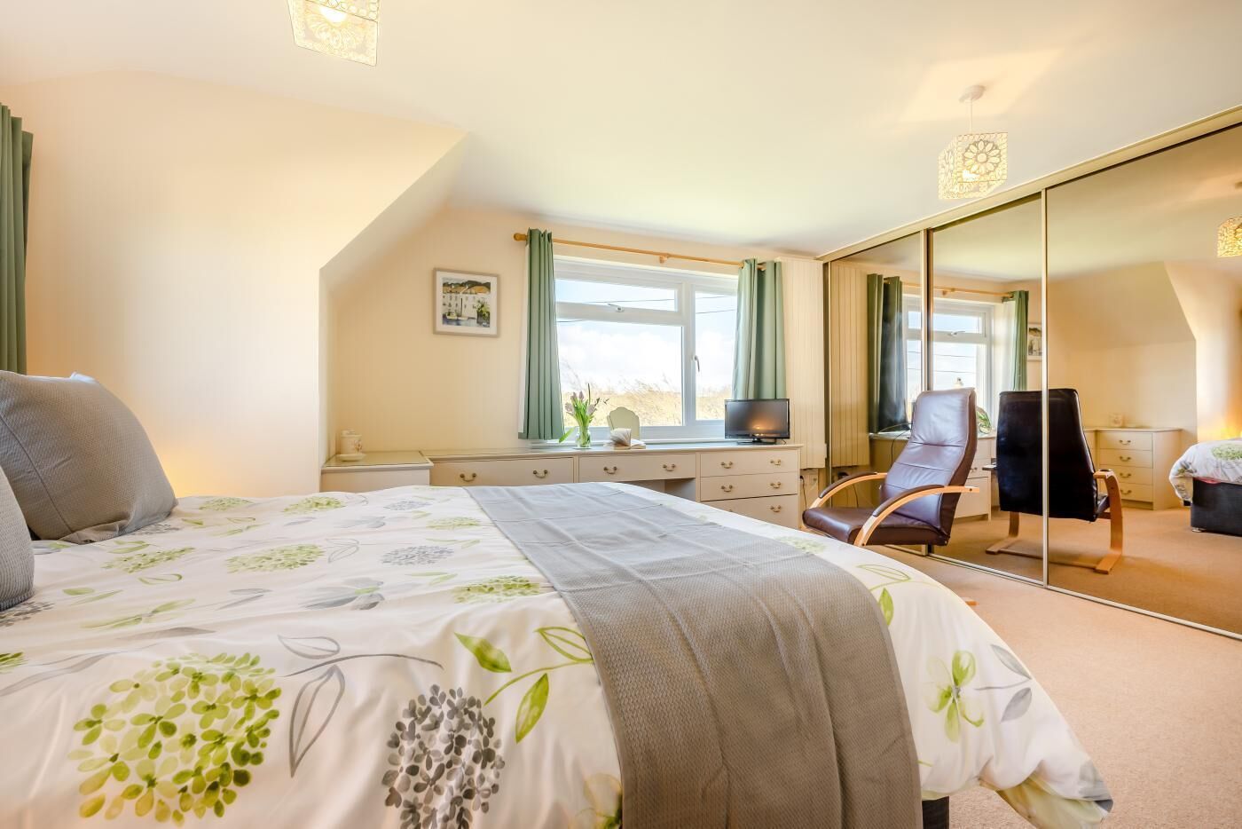 4 bedrooms, travel crib, WiFi (free)