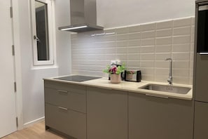 Wasserkocher mit Kaffee-/Teezubehör, Kühlschrank, Mikrowelle, Herdplatte