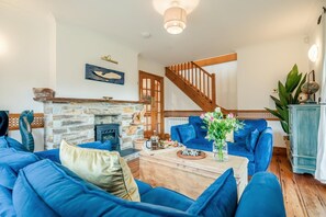 TV, fireplace - 2 Bed in Widemouth Bay (oc-s34972) (Widemouth Bay)