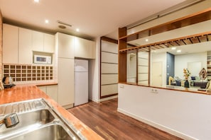 Wasserkocher mit Kaffee-/Teezubehör, Kühlschrank, Mikrowelle, Ofen