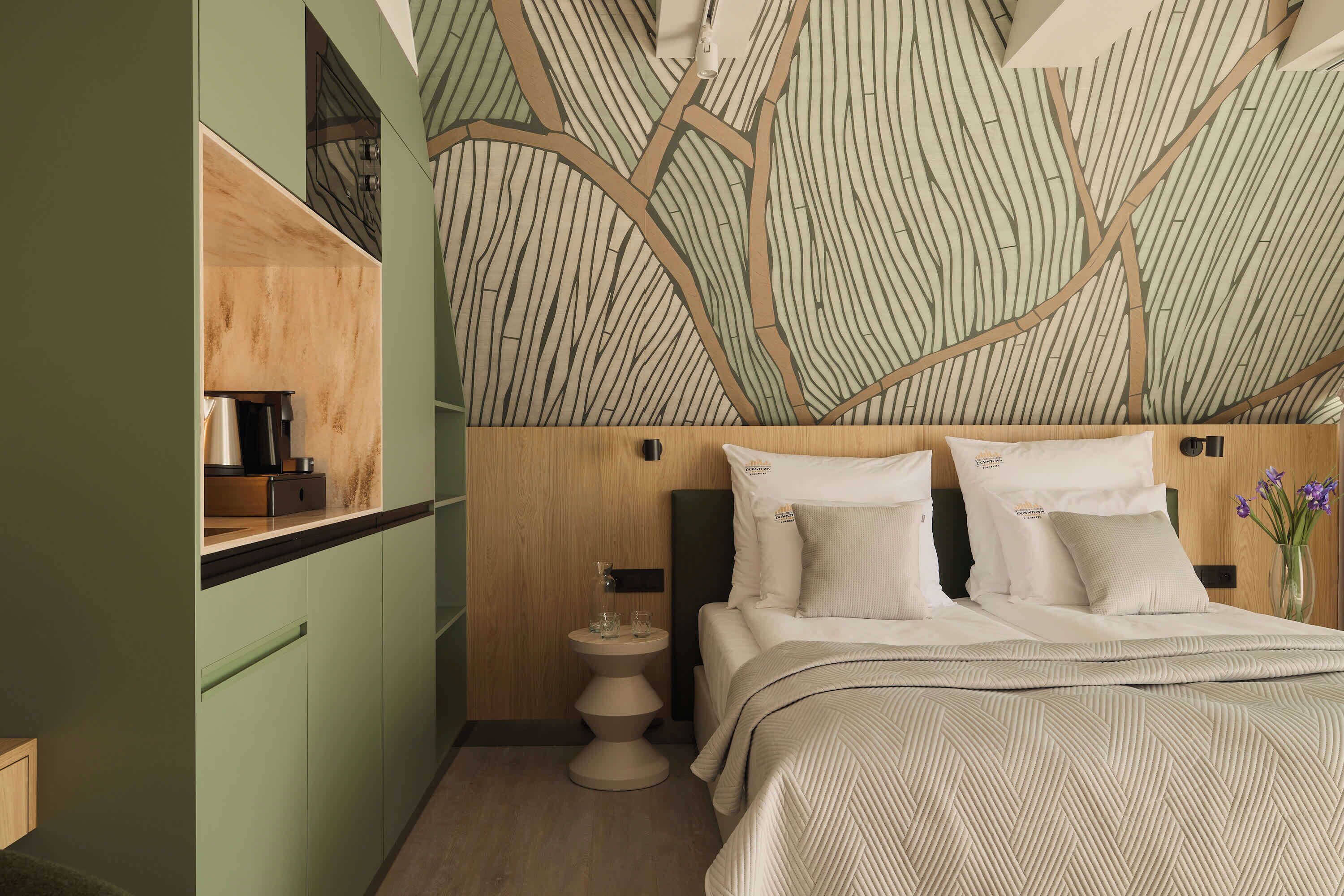 Desk, iron/ironing board, WiFi, bed sheets