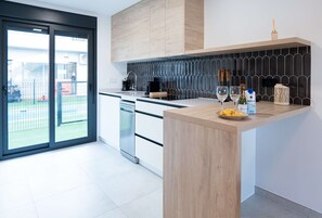 Wasserkocher mit Kaffee-/Teezubehör, Kühlschrank, Mikrowelle, Ofen
