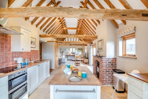 Microwave, oven, dishwasher, cookware/dishes/utensils - 1 Bed in Bexhill-on-Sea (oc-t34802) (Bexhill-on-Sea)