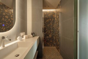 Dusche, Haartrockner, Handtücher, Shampoo