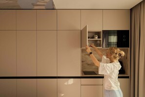 Wasserkocher mit Kaffee-/Teezubehör, Kühlschrank, Mikrowelle, Herdplatte
