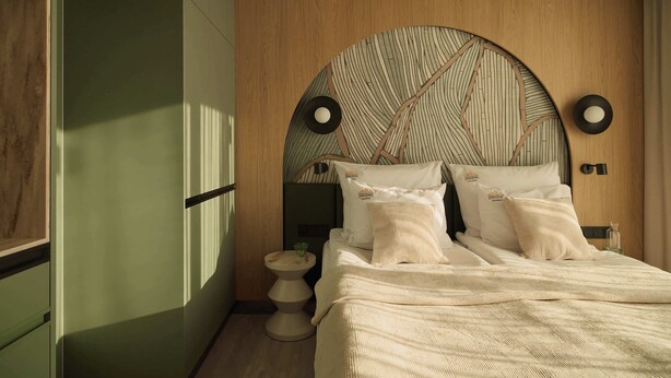 Ein Schlafzimmer mit einem Bett, Nachttischen und einem außergewöhnlichen Deckenstil.