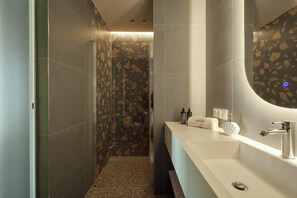 Dusche, Haartrockner, Handtücher, Shampoo