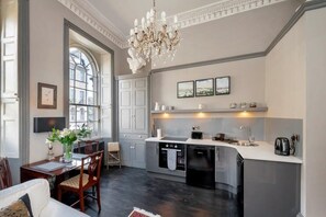 Microwave, oven, dishwasher, cookware/dishes/utensils - 1 Bed in Bath (oc-bhr33) (Bath)