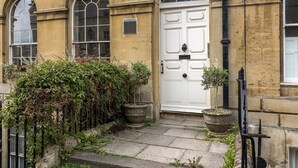 A building with a white door, arched windows, and a stone pathway leading to the entrance. - 1 Bed in Bath (oc-bhr33) (Bath)