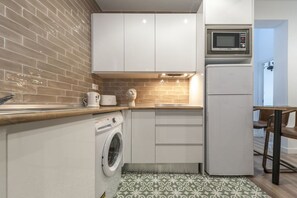 Wasserkocher mit Kaffee-/Teezubehör, Kühlschrank, Mikrowelle, Herdplatte