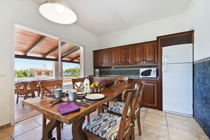 Wasserkocher mit Kaffee-/Teezubehör, Kühlschrank, Mikrowelle, Ofen
