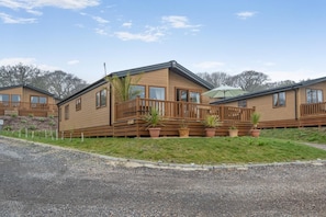 Exterior - 2 Bed in Upton (oc-c35149) (Ryde)