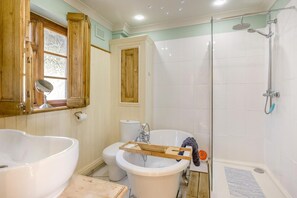 Un baño con bañera, inodoro y lavamanos.
