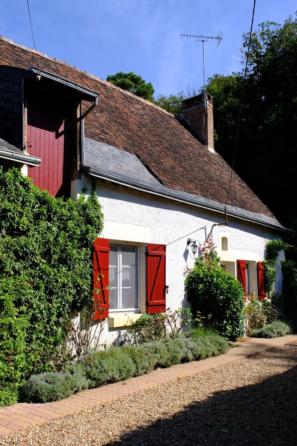 Exterior - Vrbo Property (Chançay)