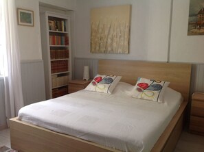 Room - Vrbo Property (Chançay)
