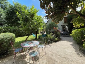 Outdoor dining - Vrbo Property (Chançay)