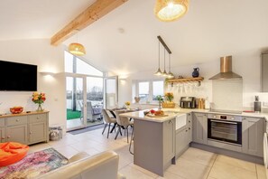 Oven, dishwasher, high chair, cookware/dishes/utensils - 2 Bed in Lanteglos (oc-l35091) (Lanteglos Highway)