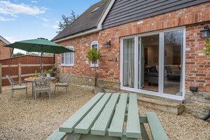 Outdoor dining - 2 Bed in Child Okeford (oc-w35000) (Child Okeford)