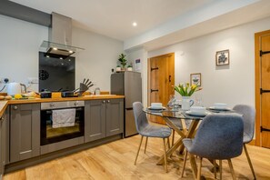 Oven, dishwasher, cookware/dishes/utensils - 2 Bed in Child Okeford (oc-w35000) (Child Okeford)