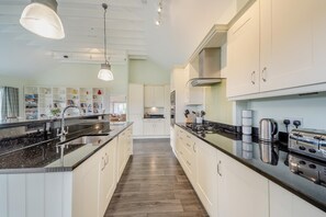 Oven, dishwasher, cookware/dishes/utensils - 4 Bed in Borgue (oc-m35792) (Borgue)