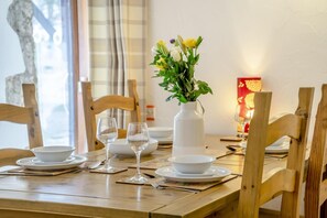 Dining - 2 Bed in Risca (oc-b35977) (Risca)