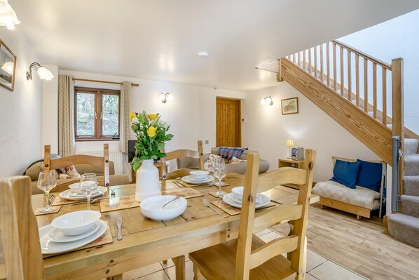 Dining - 2 Bed in Risca (oc-b35977) (Risca)