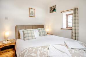 Iron/ironing board, travel cot, free WiFi, bed sheets - 2 Bed in Risca (oc-h35978) (Risca)