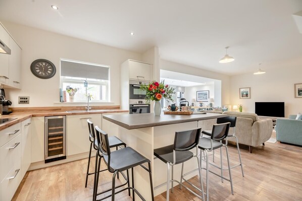 Oven, dishwasher, high chair, cookware/dishes/utensils - 4 Bed in Embleton (oc-t35047) (Embleton)