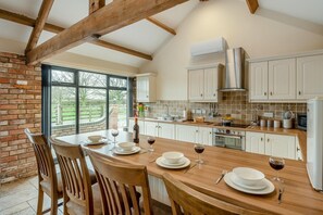 Oven, dishwasher, high chair, cookware/dishes/utensils - 2 Bed in Alne (oc-f35067) (Aldwark)