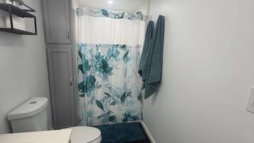 Regadera, amenidades de baño ecológicas, secadora de cabello, toallas