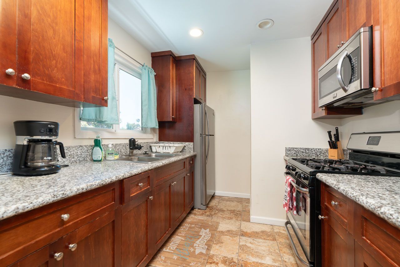 Coffee/tea maker, fridge, oven, stovetop