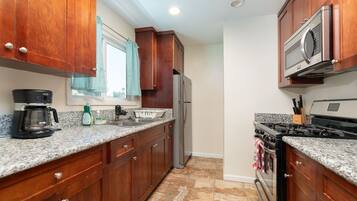 Coffee/tea maker, fridge, oven, stovetop