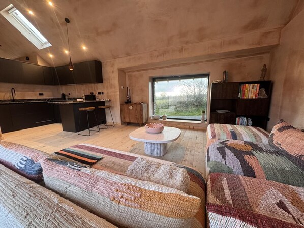 Um interior moderno com cozinha, sala de jantar e área de estar.
