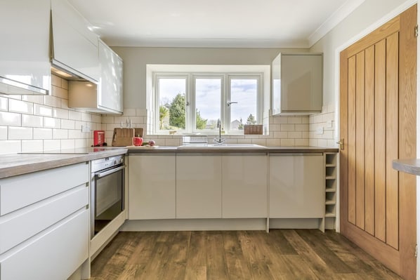 Microwave, oven, dishwasher, high chair - 3 Bed in Burnham Market (oc-b35222) (Burnham Market)