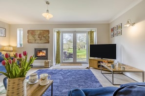 TV, fireplace - 3 Bed in Burnham Market (oc-b35222) (Burnham Market)