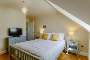 Travel cot, free WiFi, bed sheets - 3 Bed in Reydon (oc-a36049) (Reydon)