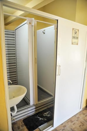 Bathroom - Pirate Backpackers  (ULCINJ)