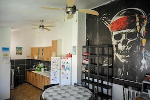 Dining - Pirate Backpackers  (ULCINJ)